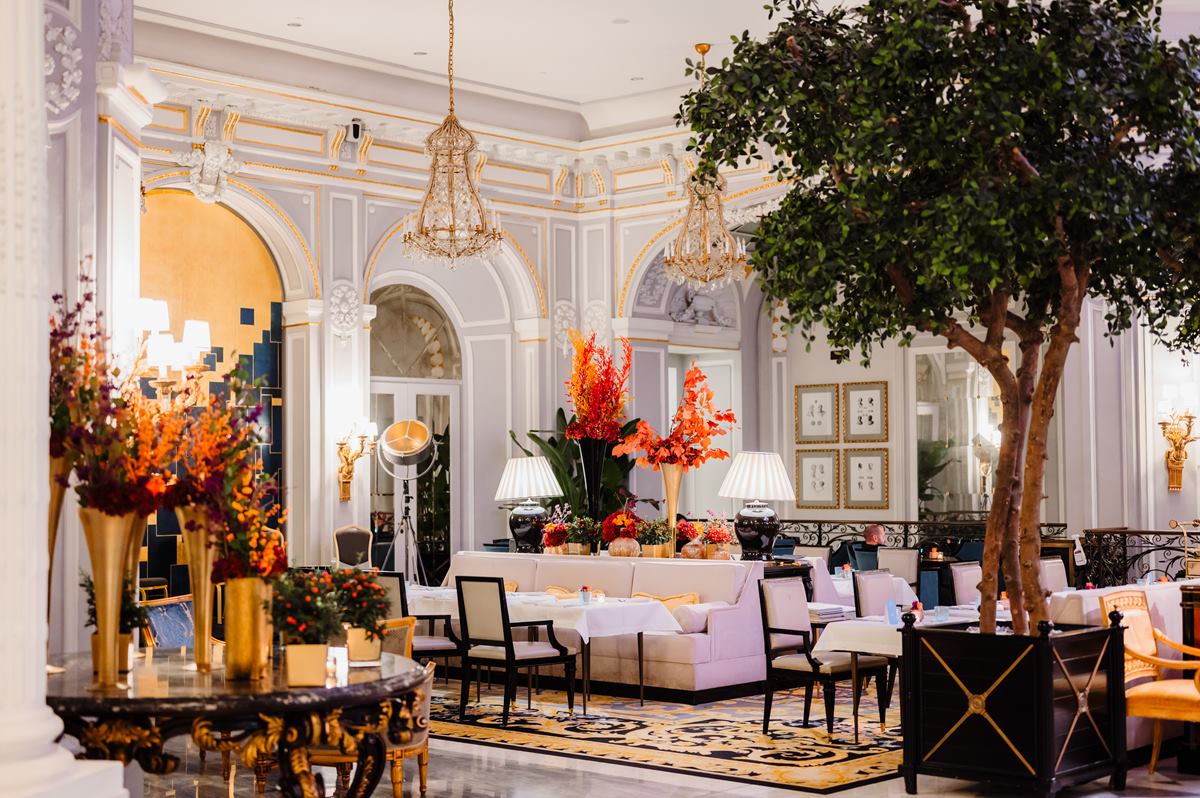 Luxurious wedding reception venue in Italy, featuring elegant decor, grand chandeliers, and vibrant floral arrangements, ideal for Italian wedding packages.