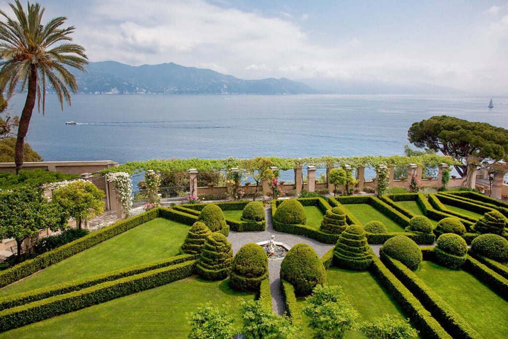 Lush garden with manicured hedges and sea view, ideal for an Italian Riviera wedding planner venue